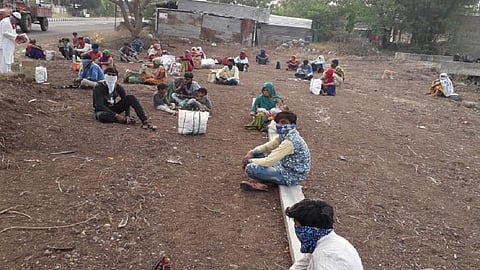 बदनापूर :  शेंद्रा येथून पायपीट करून आलेले कामगार कुटुंब. 