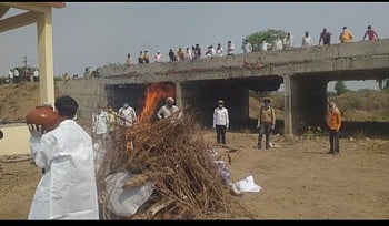 साहेब..आमचा बापाचे अंत्यसंस्कार तुम्हीच करा 