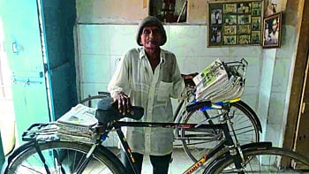 वय ८० वर्ष, पण तरुणांना लाजवेल असा जैनबाबांचा वृत्तपत्र वाटपात अजून ही जोश कायम !    