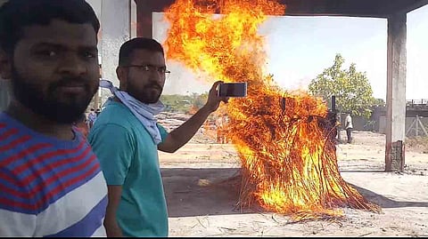 मातृदिनाला...आईने घेतला अखेरचा श्‍वास..नातवाचे मोबाईलवरुन अंत्यदर्शन !  