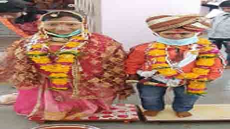 तापीचा किनाऱ्यावर झाला अनोखा विवाह...गावभर चर्चा मात्र नवरदेव, नवरीच्या उंचीची ! 
