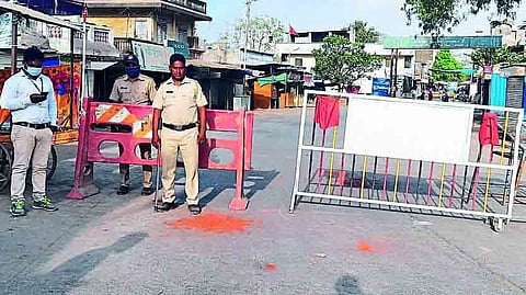 सीमा सील: खेडदिगर नाक्यावर वाहनांची तपासणी