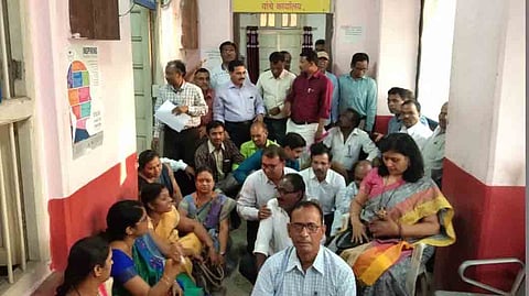शिक्षणाधिकाऱ्यांच्या दालनाबाहेर शिक्षकांचा पगारासाठी ठिय्या 