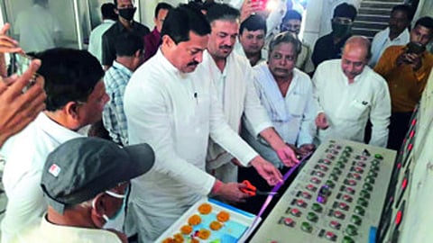 भंडारा : दूध भुकटी प्रकल्पाचे उद्‌घाटन करताना विधानसभा अध्यक्ष नाना पटोले व उपस्थित इतर.