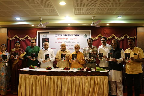 नागपूर ः "देशाला काय हवे' पुस्तिकेचे प्रकाशन करताना (डावीकडून) रेखा दंडिगे, अरुणा सबाने, देवेंद्र गावंडे, सुरेश द्वादशीवार, डॉ. गिरीश गांधी, उल्हासदादा पवार, श्रीपाद अपराजित, प्रफुल्ल गुडधे, सागर खादीवाला व रमेश बोरकुटे. 