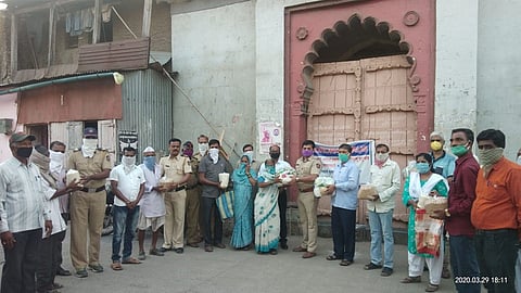 साथी हात बढाना : शिक्षक,पाेलिसांह टाेल नाका व्यवस्थापन सरसावले भुकेलेल्यांसाठी