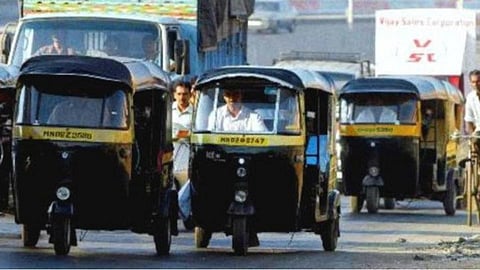 मुंबईतील रिक्षा-टॅक्सीचालकांची संख्या घटली