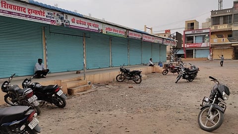 मांडवगण फराटा परिसरातील दुकाने बंद असल्यामुळे व्यावसायिक रडकुंडीला