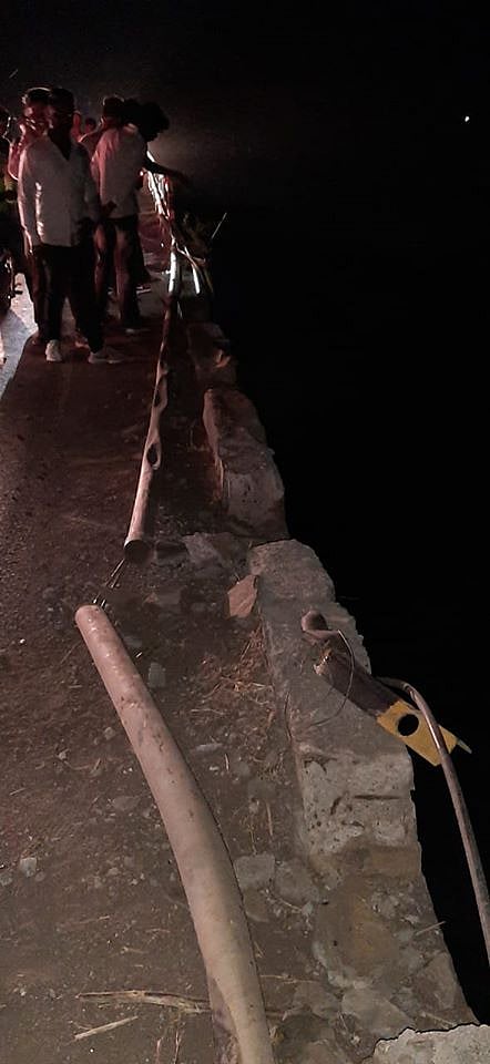 चंद्रभागा नदीत कोसळला मालट्रक 