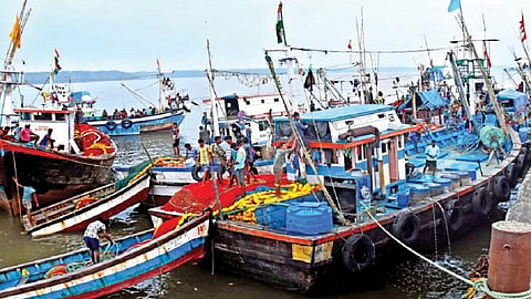 waiting for speed boat fishermen use one boat for 16000 for paper boat today in ratnagiri