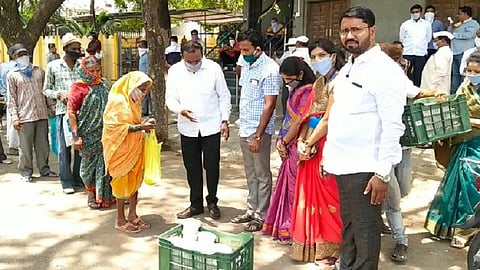 वडगाव मावळ - शहरातील गोरगरीब नागरिकांना जेवणाच्या डब्यांचे वाटप करताना मान्यवर.