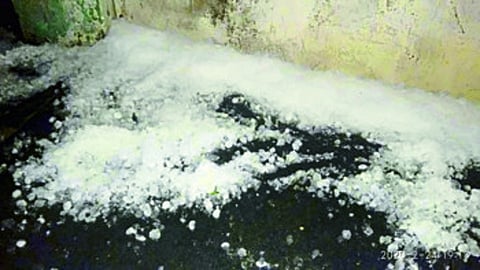 गोंदिया : शहरातील कुंभारेनगरात जमा झालेला गारांचा खच. 
