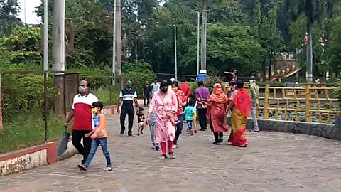 Video : उद्याने खुलली; तरुणाई फुलली! ; लहान मुले, ज्येष्ठांना "नो एन्ट्री' 