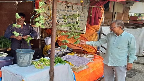 कर्जत : गवती चहाच्या जुडीची खरेदी करताना ग्राहक.