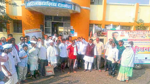 धानोरा : तहसीलदारांशी चर्चा करताना आमदार डॉ. देवराव होळी.