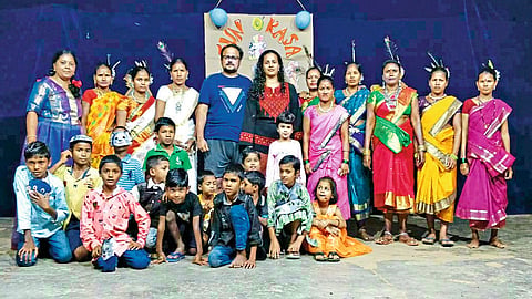 भामरागड : कार्यक्रमाला उपस्थित अनिकेत आमटे, समीक्षा आमटे व विद्यार्थी. 