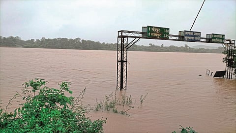 flood in gadchiroli district in parlkota river read full story 