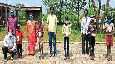 ऑनलाइन शिक्षणाची मजबुरी, गरीब विद्यार्थ्यांसाठी धावली 'ग्रामपरी'