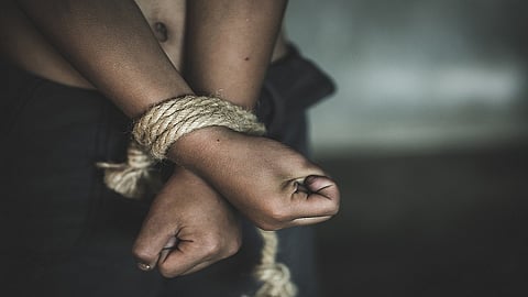 घृणास्पद ! आपल्या मित्रांना 'त्याने' दिली होती पत्नीचं शरीरसुख घेण्याची परवानगी... 