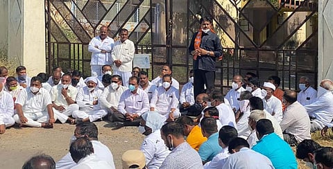 इंदापूरमध्ये भाजपकडून वीजबिलांची होळी