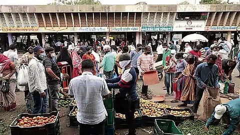 टाळेबंदीच्या पूर्वसंध्येला ग्राहकांनी कपड्यासह इतर वस्तू खरेदीसाठी ग्राहकांनी तुफान गर्दी मुख्य बाजारात केली. त्यामुळे शहरातील इतवारी, महाग, सक्करदरा, धरमपेठ, सदर, गांधी बाग, सीताबर्डीत वाहनांची कोंडी झाल्याचे चित्र होते.