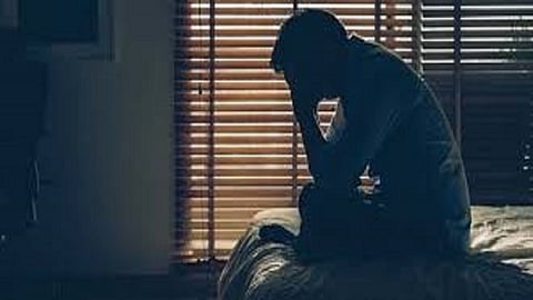 घरातले झोपेत असताना तो बाथरूममध्ये गेला आणि...