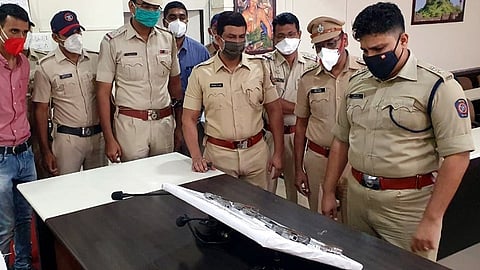 जप्त केलेल्या विदेशी बनावटीच्या चार पिस्तूल आणि सहा जिवंत काडतूसासह पोलिस अधीक्षक चैतन्य एस. अपर पोलिस अधीक्षक समाधान पवार, उपविभागीय पोलिस अधिकारी सुधीर खिरडकर, पोलिस निरीक्षक शामसुंदर कौठाळे व इतर. 