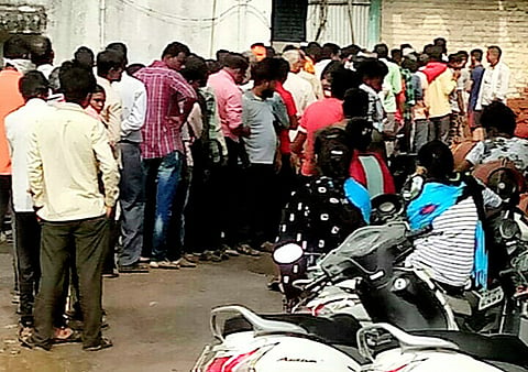  कन्हान ः वितरण केंद्रावर सिलिंडरसाठी झालेली गर्दी. 