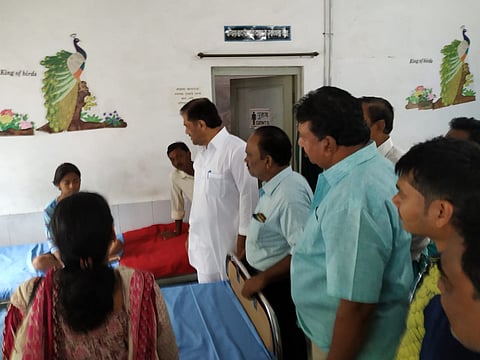 कळमेश्‍वर ः रुग्णांना विचारपूस करताना आमदार सुनील केदार व कार्यकर्ते. 