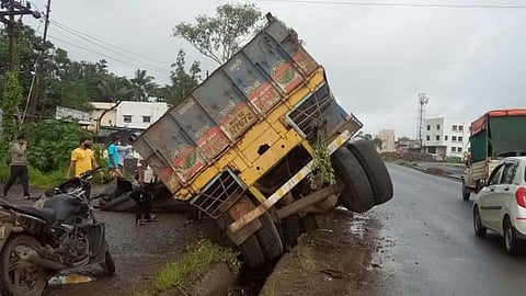 ...म्हणून पुणे-मुंबई महामार्गावर वाहतूक कोंडी झाली 