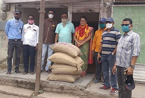 Karjat taluka journalists also rushed to the aid of the poor