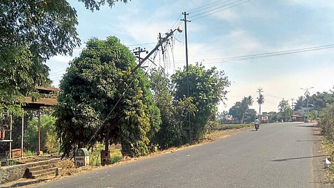 कऱ्हाड-तासगाव महामार्गालगत विजेचा खांब देतोय अपघातास निमंत्रण