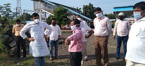 जलालखेडाः रेल्वेस्थानकावर पाहणी करताना जि.प.सदस्य सलील देशमुख; चरणसिंग ठाकूर व अधिकारी