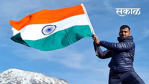 महाराष्ट्रातील मावळ्याने आफ्रिकेतील शिखरावर फडकावला तिरंगा