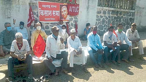 कृषी कायद्याविरोधात 'किसान' आक्रमक; साताऱ्यात धरणे