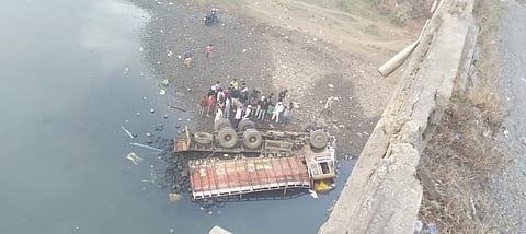 Akola News: One dies after truck falls into Katepurna river basin