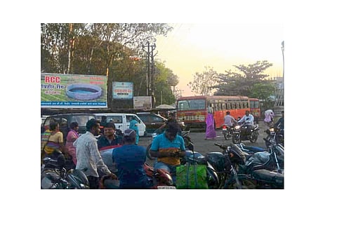 In Gadhinglaj Market Lacks Of Traffic Rules Information Board Kolhapur Marathi News