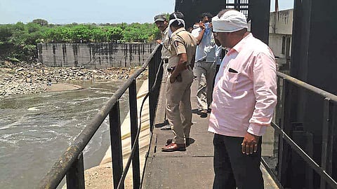 शिवणगाव(ता.घनसावंगी) बंधाऱ्यातुन मंगळवारी गोदावरी पात्रात पाणी सोडण्यात आले. यावेळी पोलिस,अधिकारी व कर्मचारी. 