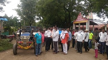 भरदिवसा वाळू माफियांचे दोन ट्रॅक्टर कुरंगी दक्षता समिती, ग्रामस्थांनी धाडसाने पकडले !