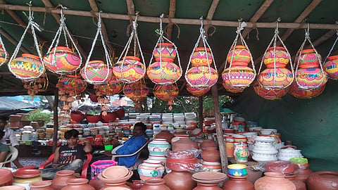 बाजारात विविधरंगी हंड्या दाखल