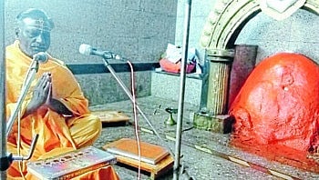 तोरंबा (ता. उमरगा) : पावसासाठी पारायणाला सुरवात करताना माधव महाराज सूर्यवंशी. 
