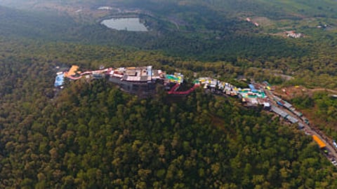 माहूरगड (जि. नांदेड) : पुसद येथील वाचक नितीन अजमिरे यांनी ड्रोनने टिपलेला माहूर गडावरील विलोभनीय दृश्‍य.