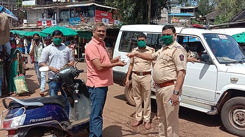 Distribution of masks by Mangadangad police