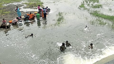 विहिरीत मारलेला सूर.. माशांच्या रस्याचा फुरका... माणमधील गावांत जुन्या आठवणींना नव्याने उजाळा