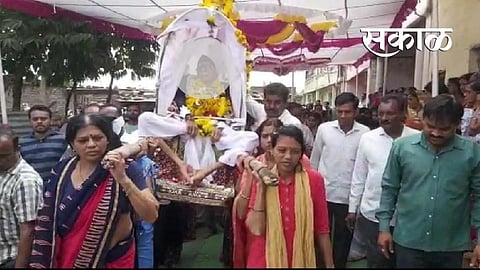 Akola Marathi News Twelve Daughters perform last rites of father in Washim