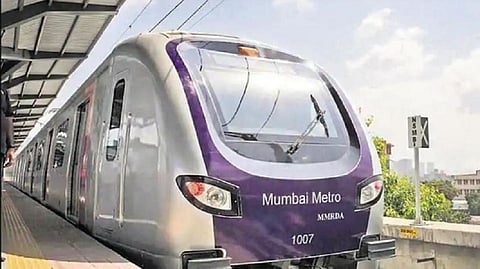 मेट्रो ट्रेन तोडते मुंबईकरांच पाणी