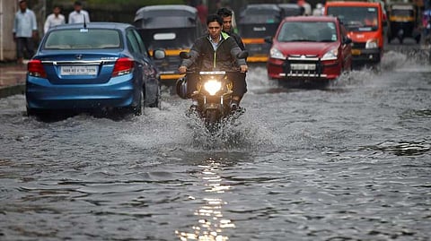 सर्वात मोठी बातमी : मुंबई हाय अलर्टवर, मुसळधार पावसाच्या पार्श्वभूमीवर मुख्यमंत्र्यांनी घेतला तातडीचा आढावा