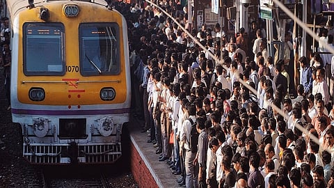 मुंबईकरांच्या मनात ट्रेनची दहशत? लॉकडाऊन नंतर मुंबईकर लोकलने प्रवास करणार का ? मुंबईकर म्हणतायत