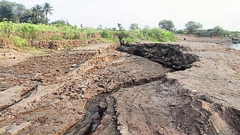 Smuggling Of Sand From Narsinhwadi And Gaurwad Kolhapur Marathi News