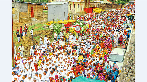 नाशिक - त्र्यंबकेश्‍वरहून संत निवृत्तीनाथ पालखीचे प्रस्थान मंगळवारी झाले. हरिनामाचा गजर करत वारकरी पंढरपुरकडे निघाले. यावेळी दिंडीचे टिपलेले हे दृश्‍य.